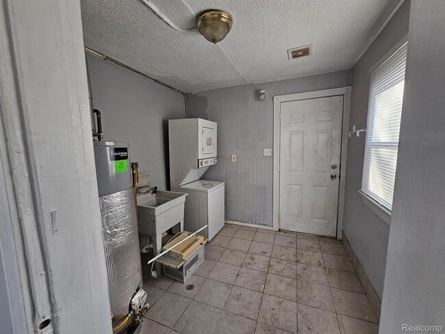 Building Photo - 6828 Meadow Ave