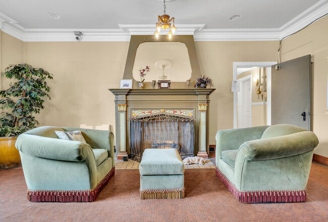 Building Photo - Cozy, updated 4th-floor studio in Nob Hill. Convenient location near all the hot spots