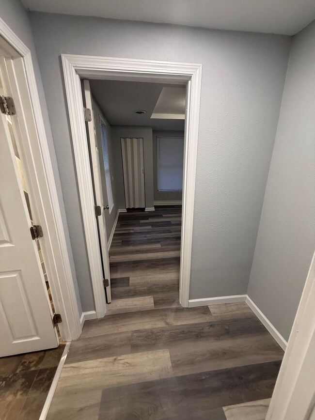 Building Photo - 406 S Oak St