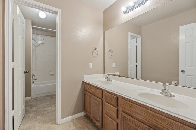 Building Photo - 5817 Vineyard Hill Dr