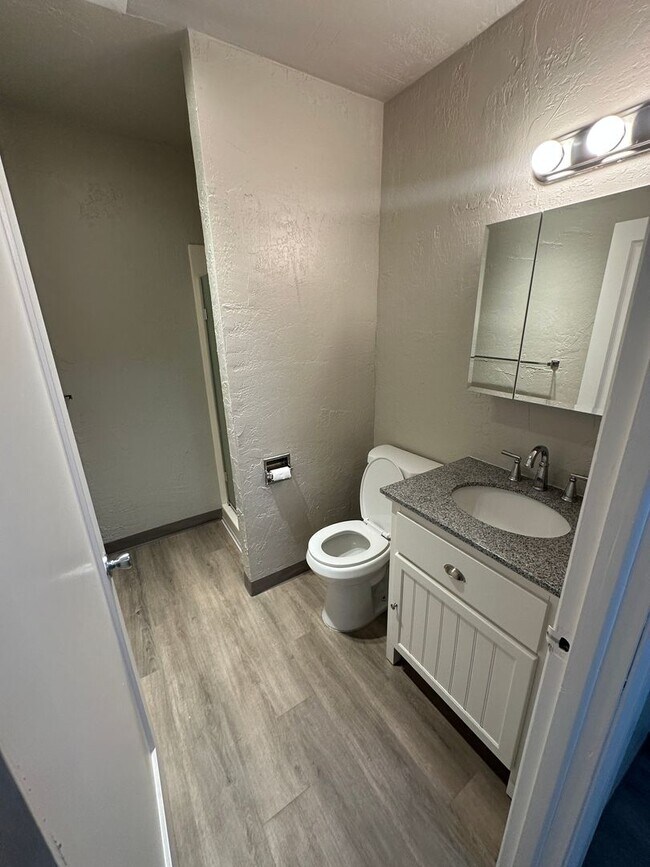 Building Photo - (949) Harrison Street Plex - 2 Bedroom / 1 Bathroom - Updated