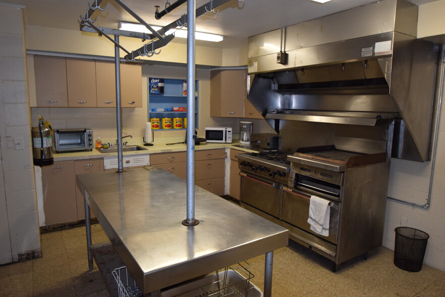 Commercial kitchen - 918 Kimberly Dr