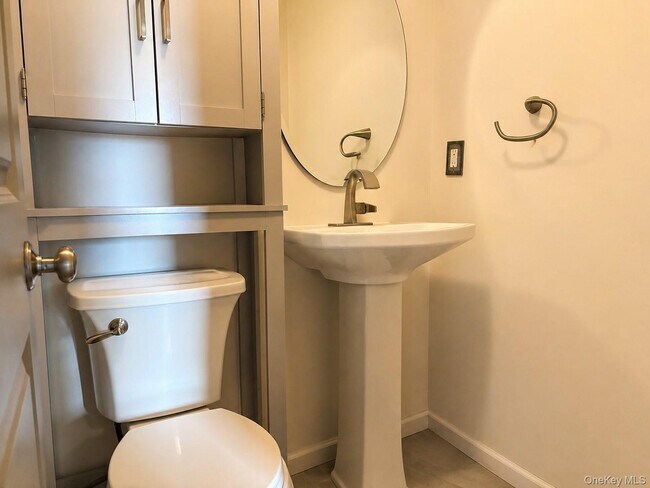 Building Photo - 10 Sycamore Dr