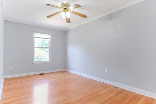 Building Photo - Move In Ready Townhome in Gaithersburg!