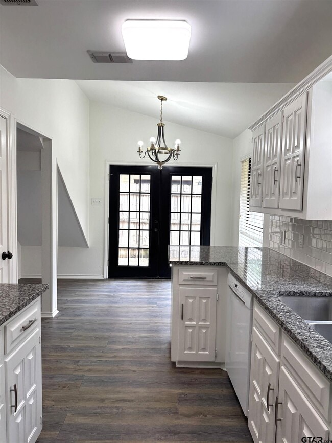 Building Photo - 5821 Hollytree Dr