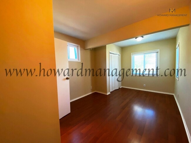 Building Photo - Lovely home with extra large backyard, con...