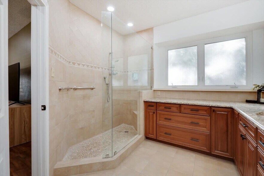 Building Photo - 2200 Glenbrook St