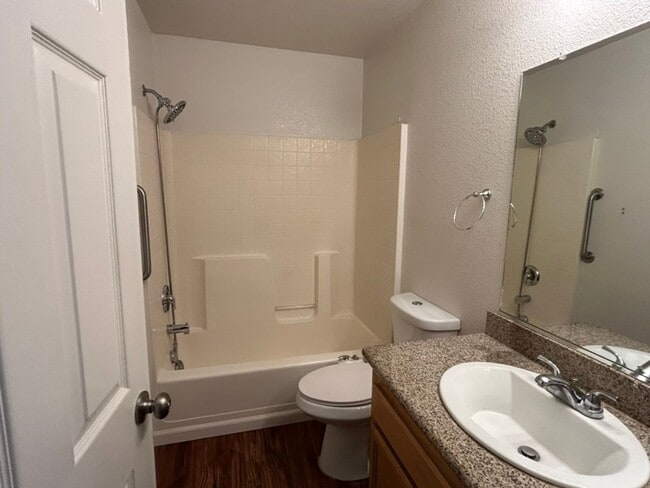 Building Photo - Bright & Comfortable 4 Bed, 2 Bath Home on...
