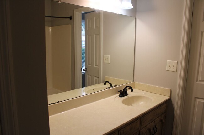 Building Photo - 3 bed, 2 bath home in Helena