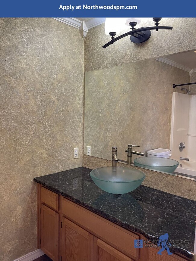 Building Photo - Beautiful 3 Bedroom 2 Bath Home