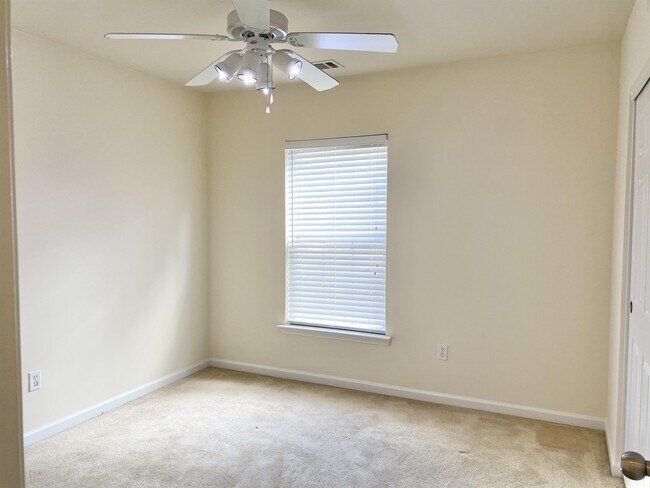 Building Photo - 19 Saluda Way