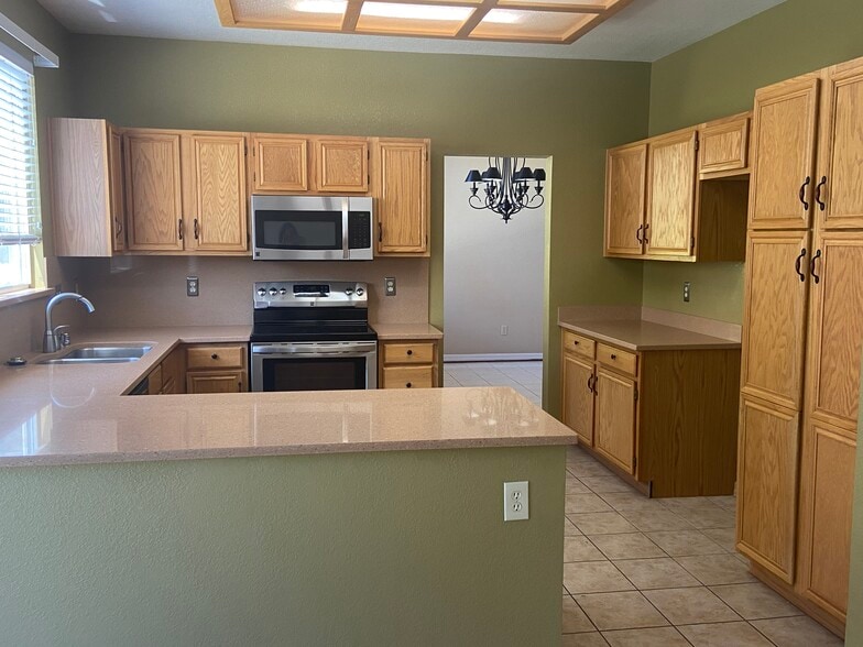 Building Photo - 3964 Glenview Terrace