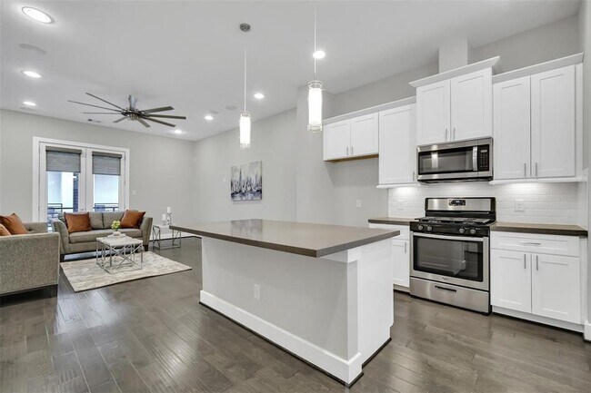 Building Photo - 2623 Hutchins St