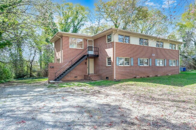 Building Photo - 2 Bed / 1 Bath Bottom Unit Duplex Convenient Spartanburg Location with Modern Features $1000/mo rent