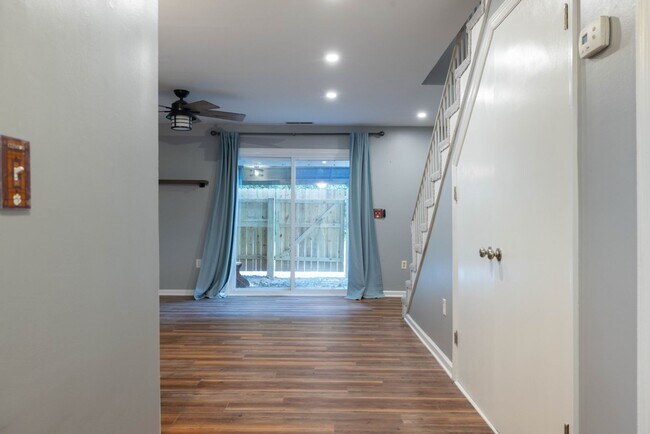 Building Photo - Renovated Townhome in Village Green!