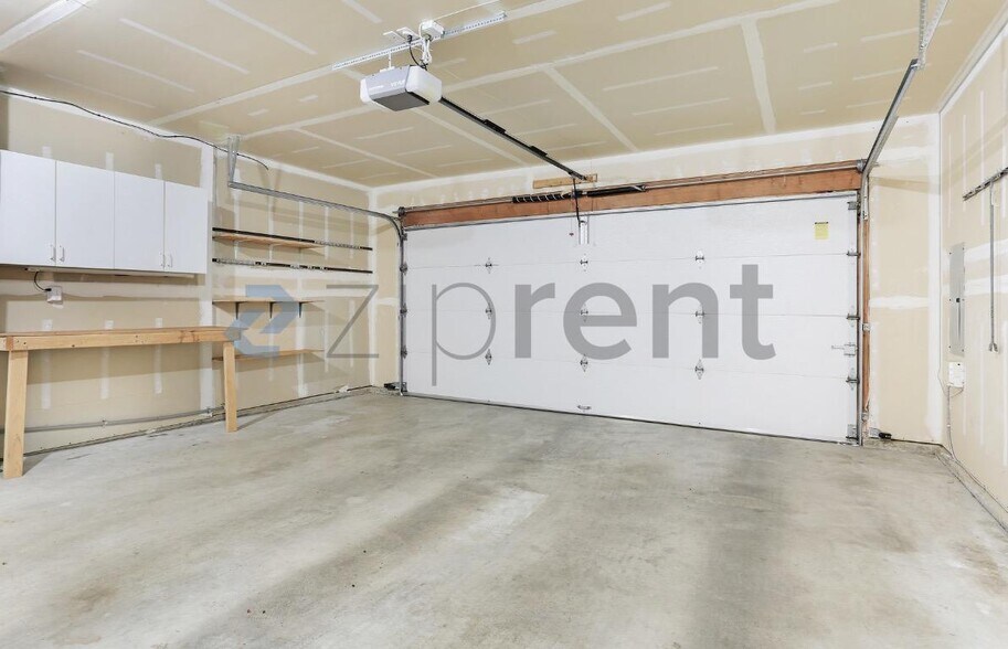 Building Photo - Unit