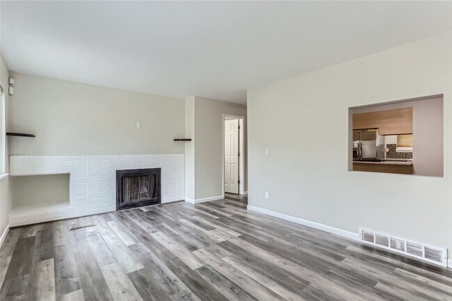 Building Photo - Charming 3 Bedroom 2 Bath Townhome In Aurora!