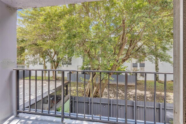 Building Photo - 210 Fontainebleau Blvd