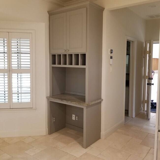 Building Photo - Stunning Home - North Cat Mountain - 4 bed...