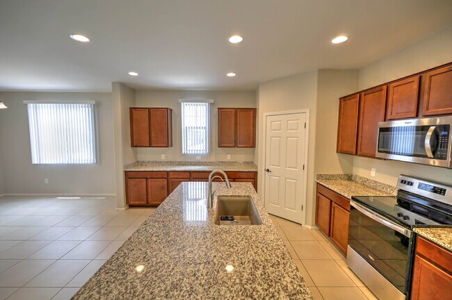 Building Photo - 4 Bedroom with new carpet and new interior paint in Saguaro Trails!
