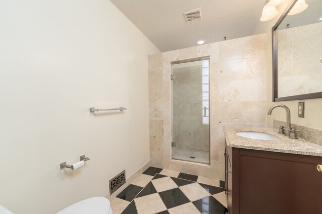 Building Photo - 1202 S Clinton St