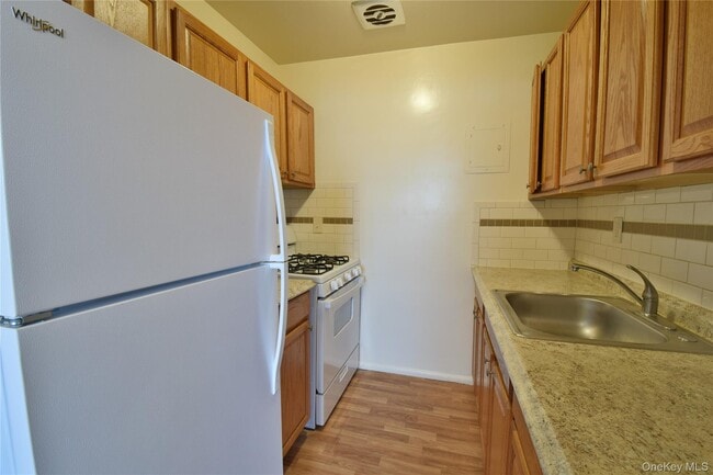 Building Photo - 51 Leroy Pl