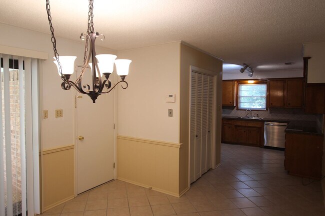 Building Photo - 1536 Crockett Dr