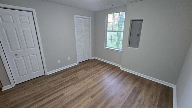 Building Photo - 3025 Mangum Dr