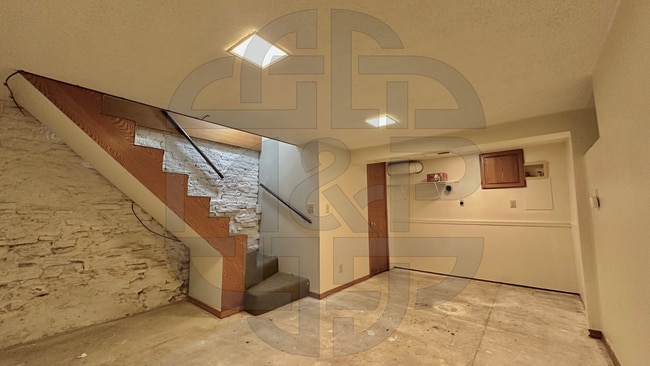 Building Photo - 130 W 10th St