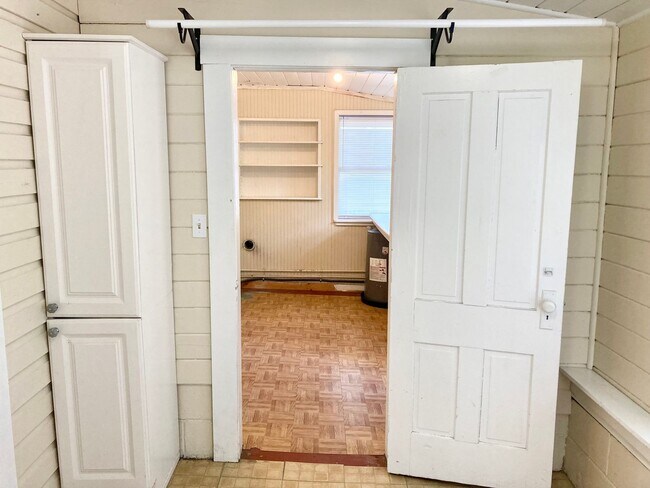 Building Photo - Crystal River Cottage!