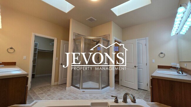 Building Photo - Open House viewings every Tuesday and Friday at 12:00 PM.