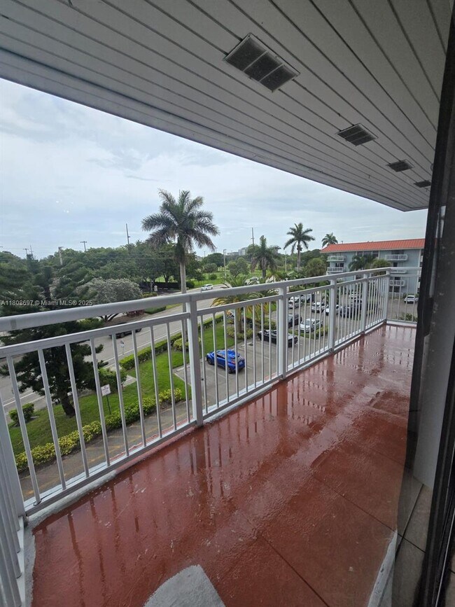 Building Photo - 405 S Pine Island Rd