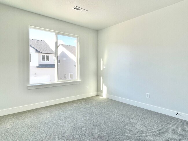 Building Photo - Beautiful Poolside Townhome at Mountain Ridge!