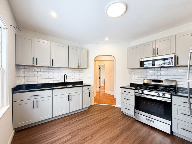 Building Photo - 57 Rexford St