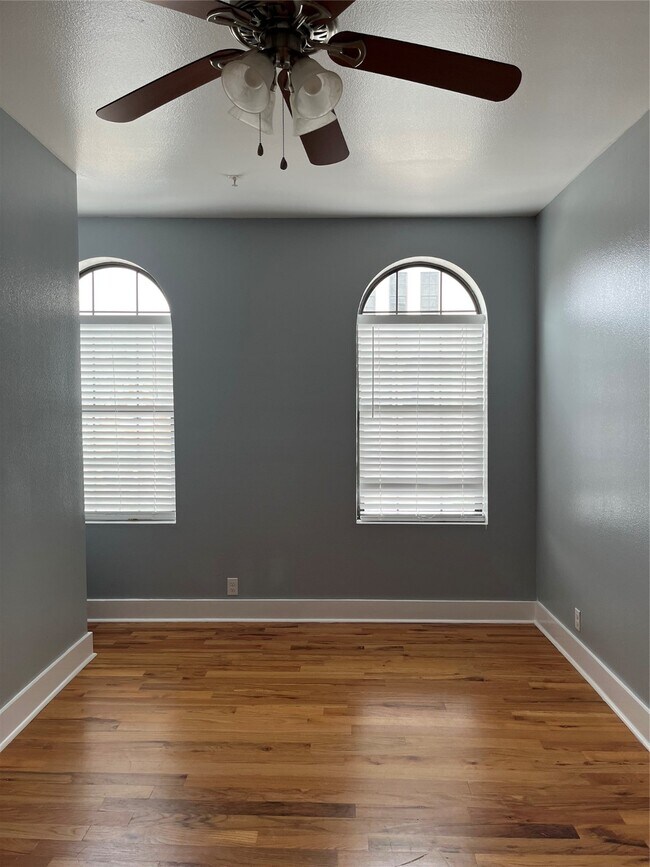 Building Photo - 315 W Clay St