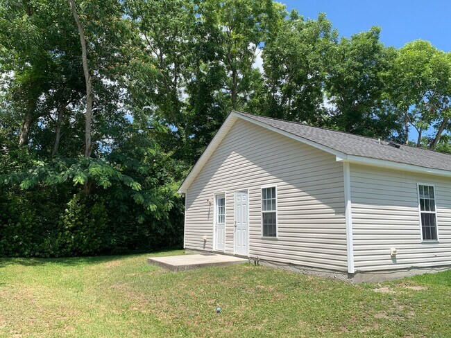 Building Photo - 3 BD, 2 BA House: Freshly Painted + New Flooring + Available Now!