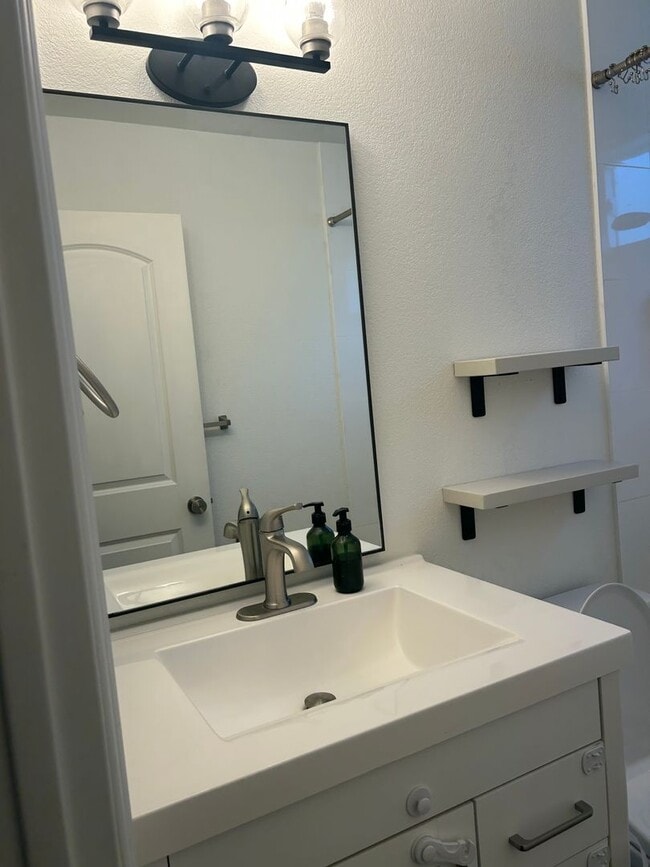 Building Photo - Updated Home