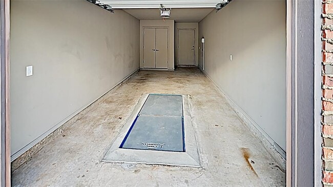 Building Photo - 2324 Sutton Pl