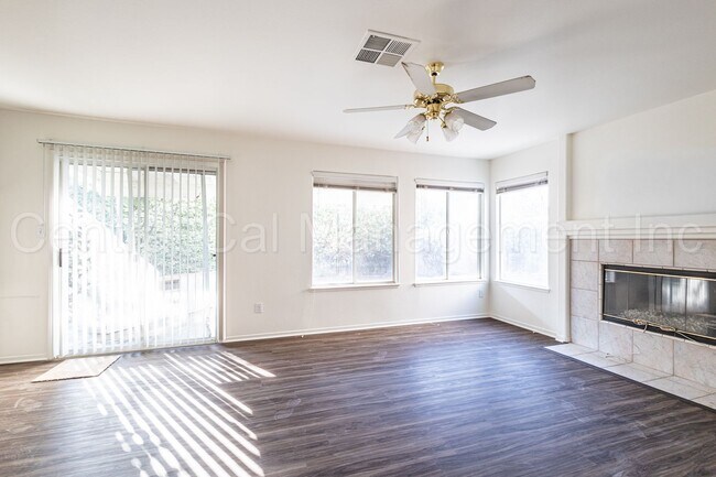 Building Photo - 4 Bedroom/2.5 Bath Home located in RiverLakes - $2645 Per month!