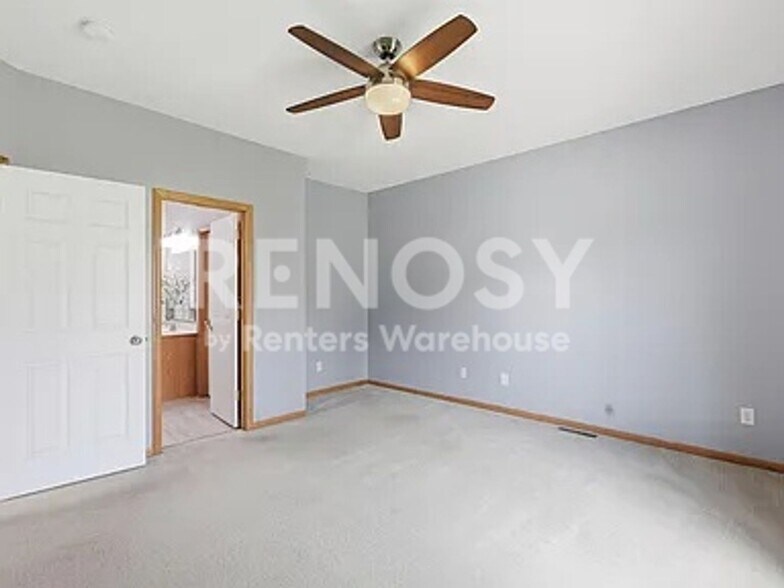 Building Photo - 6452 MacLaren Ave NE