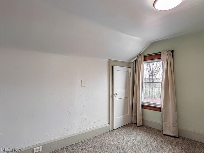 Building Photo - 1268 Pondview Ave