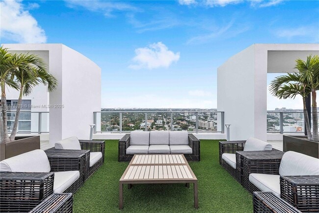 Building Photo - 1010 SW 2nd Ave