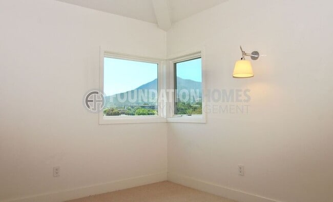 Building Photo - 107 Bretano Way