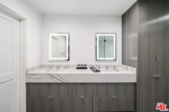 Building Photo - 440 N Oakhurst Dr