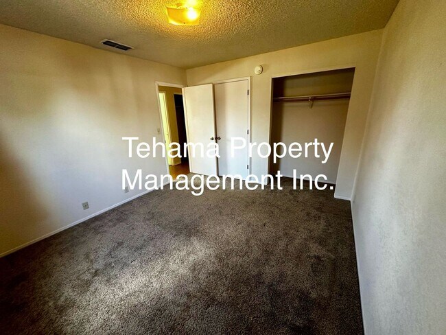 Building Photo - Cute 2 Bedroom 1 Bath Home w/ Large Backyard