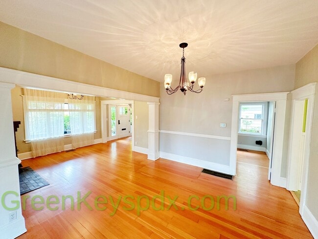 Building Photo - 3-bedroom, 2.5-bathroom Craftsman house in...
