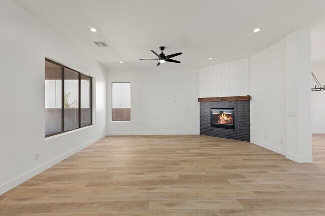 Building Photo - Amazing Home in Gold Canyon backing to Sta...