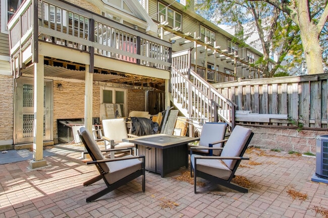 Building Photo - 1532 N Greenview Ave