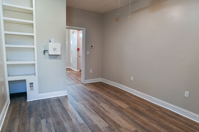 Building Photo - Large 3 Bedroom Single Family Home on Fors...