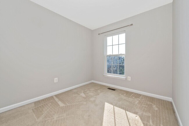 Building Photo - Fantastic Townhouse w/ Garage - Quick High...